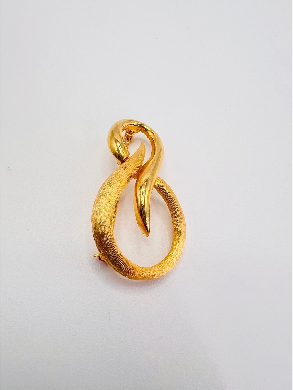 Vintage Gold Tone Infinity Brooch Textured Modernist Figure 8 Pin